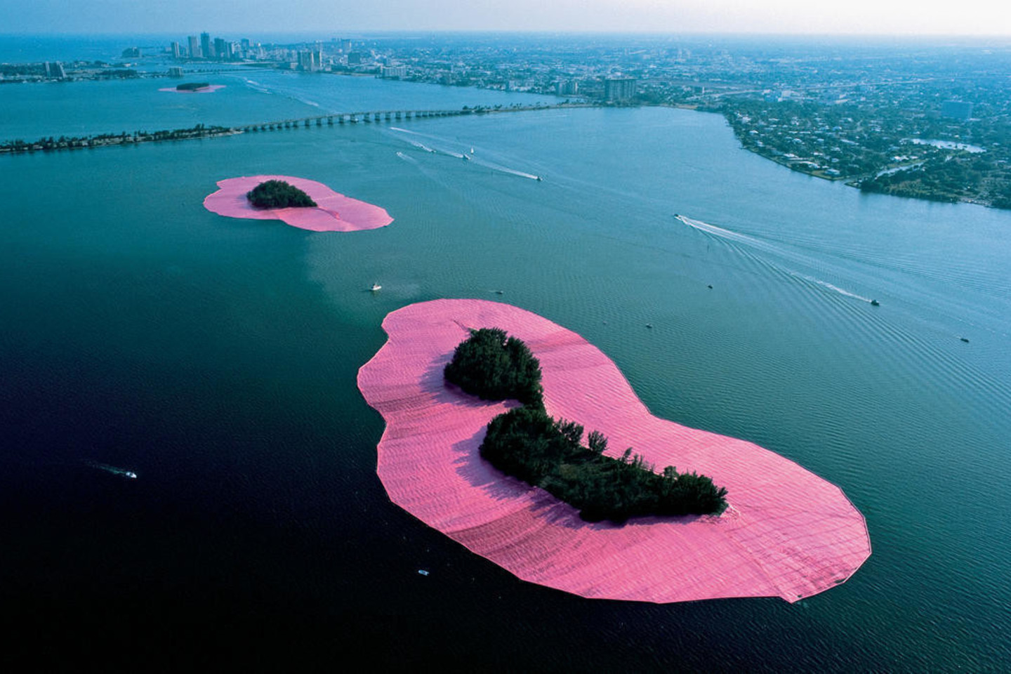 Christo ir Jeanne-Cloude įpakuotos salos.<br>A.Grossmann/Christo (christojeanneclaude.net) nuotr.