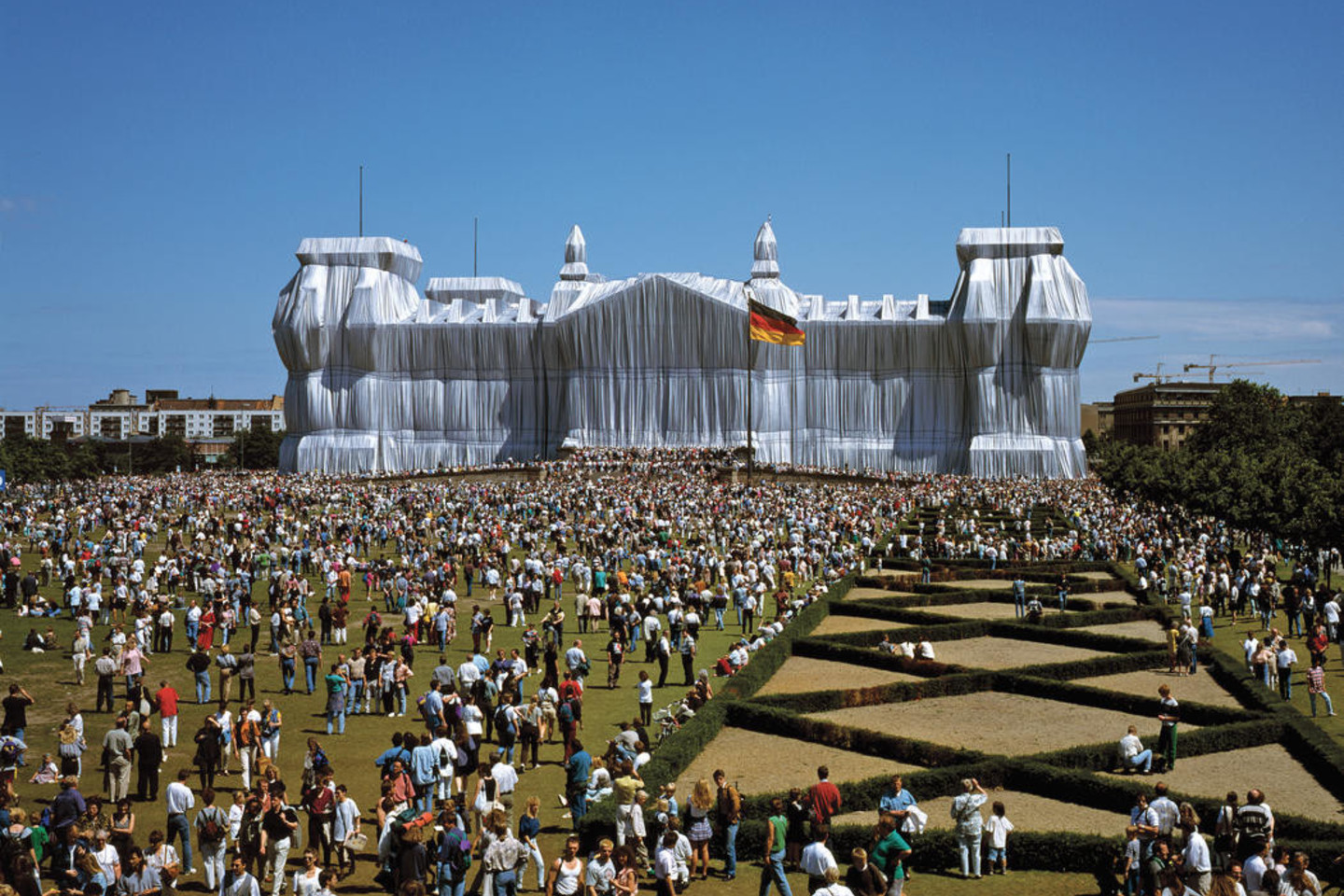 Christo ir Jeanne-Cloude supakuotas Reichstagas Berlyne.<br>A.Grossmann/Christo (christojeanneclaude.net) nuotr.