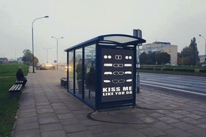 BMW santykiuose su stotelėmis internautai įžvelgė intymumą