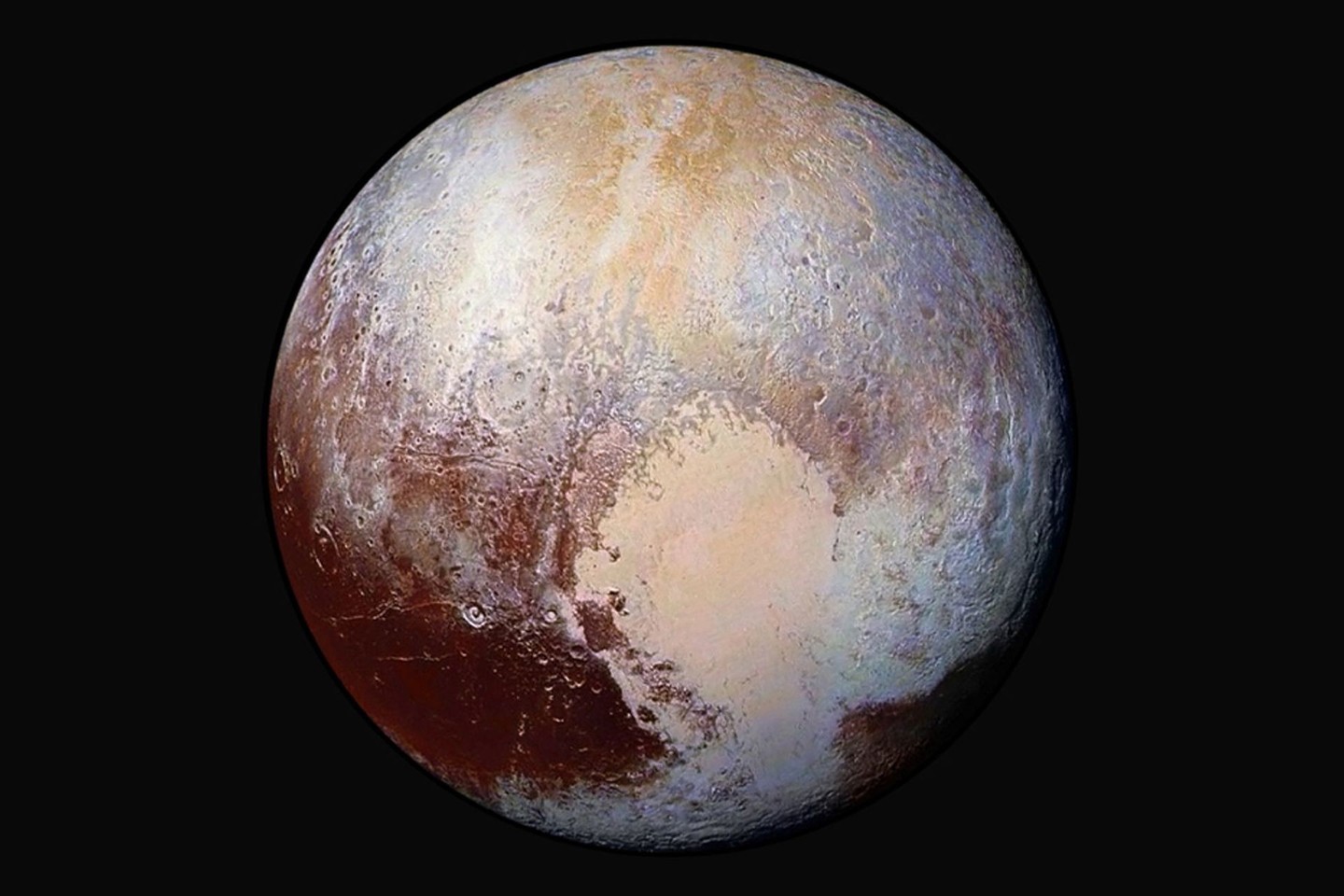 „New Horizons“ parodė, kad Plutonas – daugiaspalvė nykštukinė planeta su savo kalnais, kopomis, azoto ledo teritorijomis ar slėniais, kurie galbūt susiformavo dėl skysto vandens.<br>NASA nuotr.
