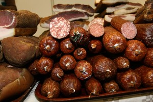 Gamintojai į dešras kiša surogatus, nes rusai mėsos neįperka