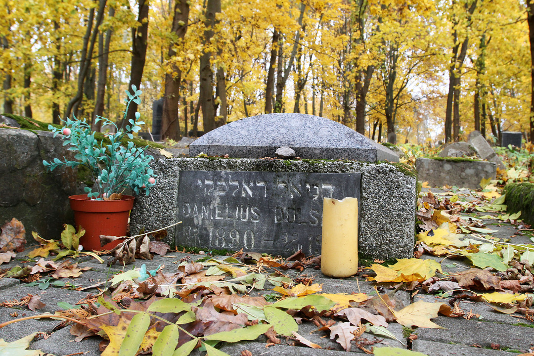 D.Dolskio kapas apleistose žydų kapinėse.<br>M.Patašiaus nuotr.