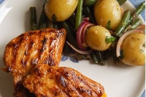 Penki balai iš penkių: vištiena su sočiomis šiltomis salotomis