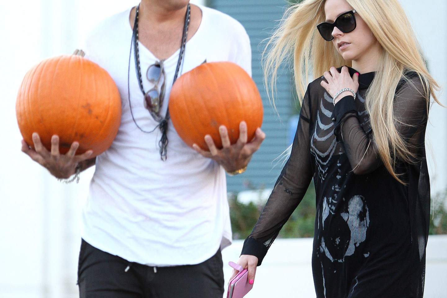 Avril Lavigne Heloviną švenčia su kitu.<br>ViDa Press nuotr.