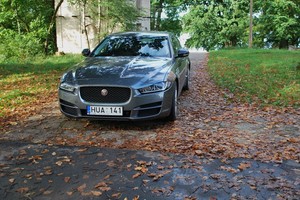 „Jaguar XE“ bandymas: britai vėl kimba į atlapus bavarams