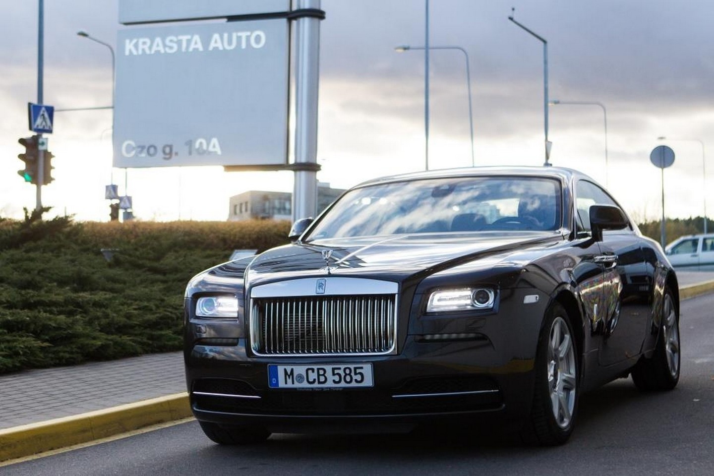 „Rolls Royce“ gamos atnaujinti modeliai – sedanas „Ghost“ ir liukso klasės kupė „Wraith“.<br>Organizatorių nuotr.