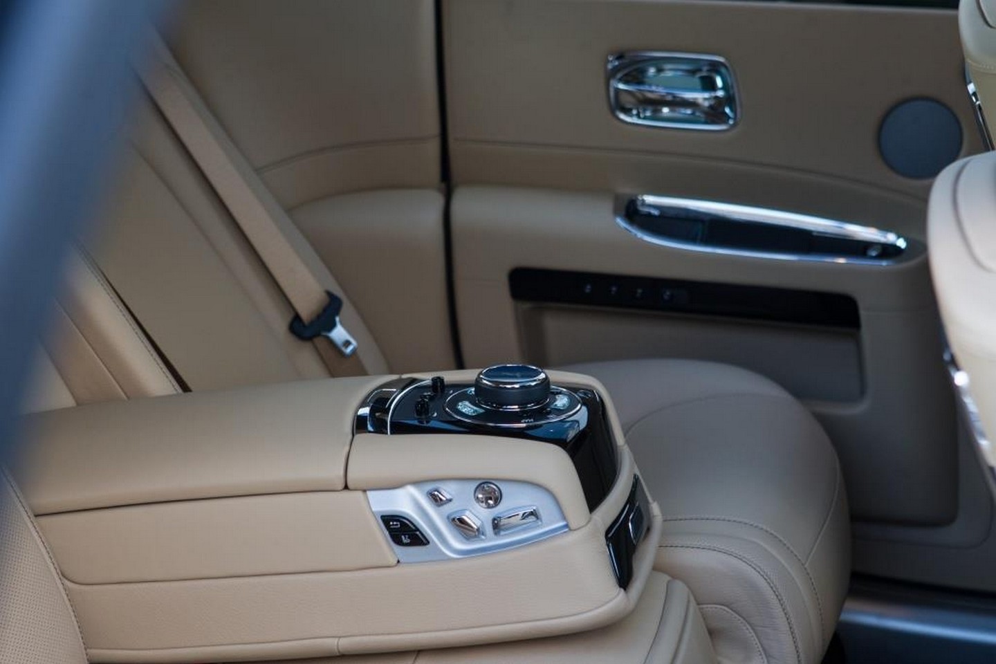 „Rolls Royce“ gamos atnaujinti modeliai – sedanas „Ghost“ ir liukso klasės kupė „Wraith“.<br>Organizatorių nuotr.
