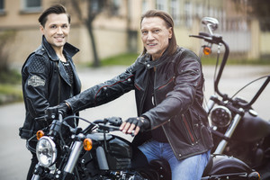 Mįslingas atlikėjas Uno nusimetė kaukę ir uždainavo su Č.Gabaliu