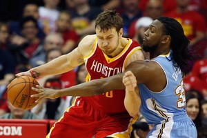 NBA verslas: „Rockets“ nepratęs sutarties su D. Motiejūnu