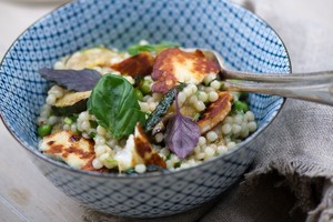 Išbandykite kai ką naujo: cukinijų ir perlinio kuskuso salotos su sūriu