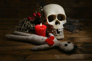 Juodoji magija iš arčiau: vudu lėlės gamyba bei naudojimas