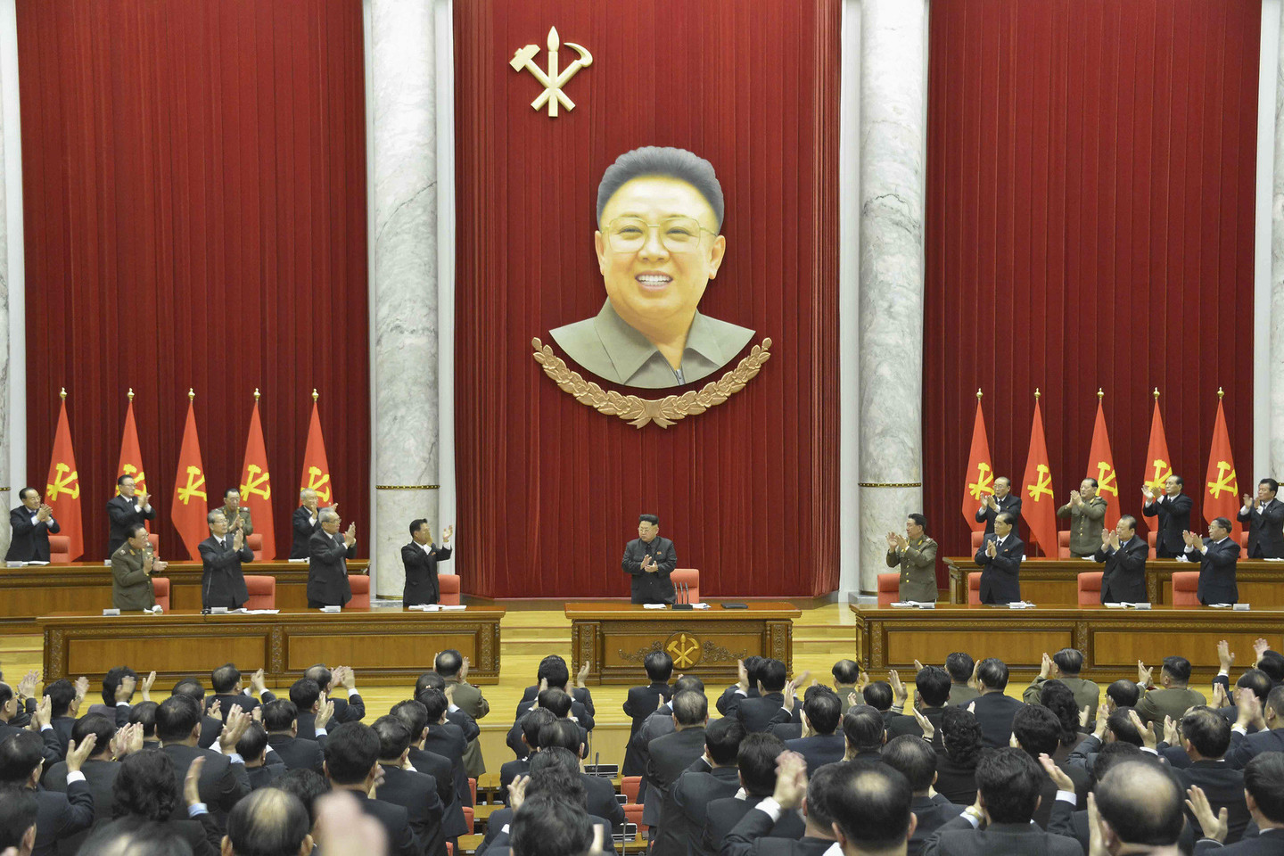 Kim Jong-unas sušaukdamas suvažiavimą gali siekti stiprinti partiją, paskirti naują jos vadovybės žiedą ir nubrėžti politines gaires.<br>„Reuters“/“Scanpix“ nuotr.