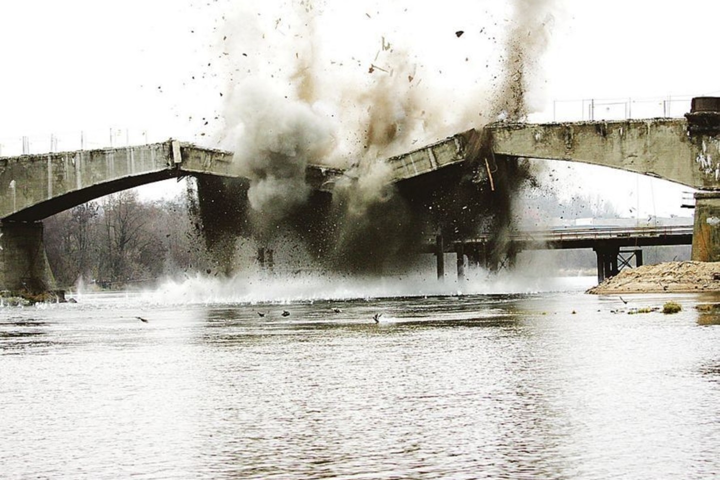 Po sprogimo 2012-ųjų lapkričio 16 dieną specialistai pradėjo ardyti senąjį tiltą.<br>P.Mantauto nuotr.