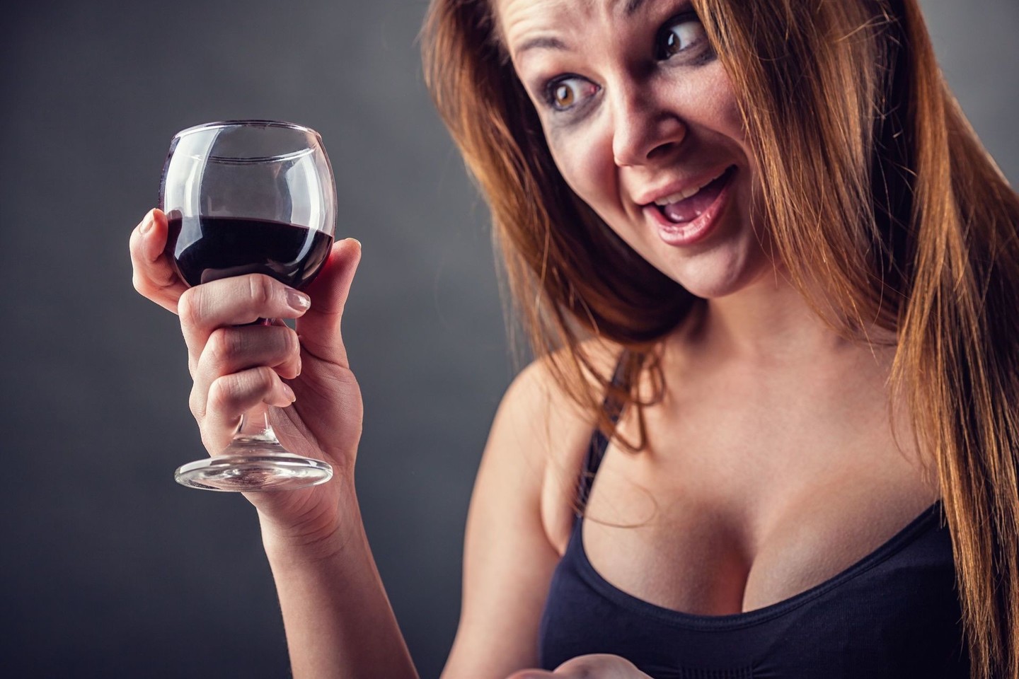 Moterims verta žinoti faktus apie charakterio ir alkoholio ryšį – tai gali padėti išsiaiškinti apie save tam tikrus dalykus.<br>123rf nuotr.