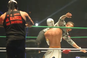 Švęsdamas titulą Lewisas Hamiltonas siautėjo imtynių ringe