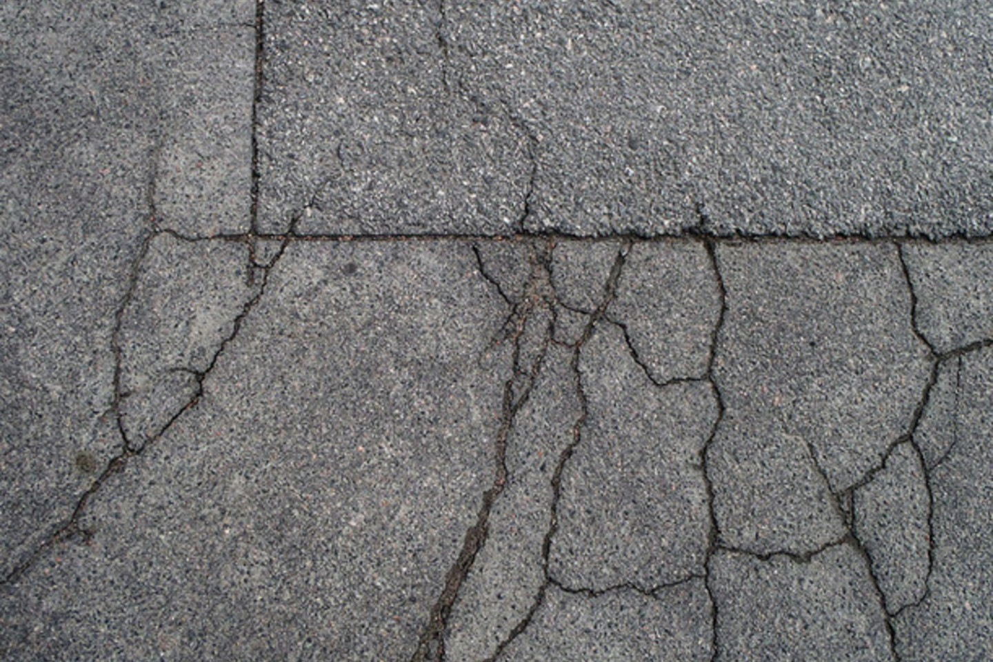 Šąlantis vanduo gali dar labiau padidinti asfalto įtrūkimus.<br>„flickr.com“ nuotr.