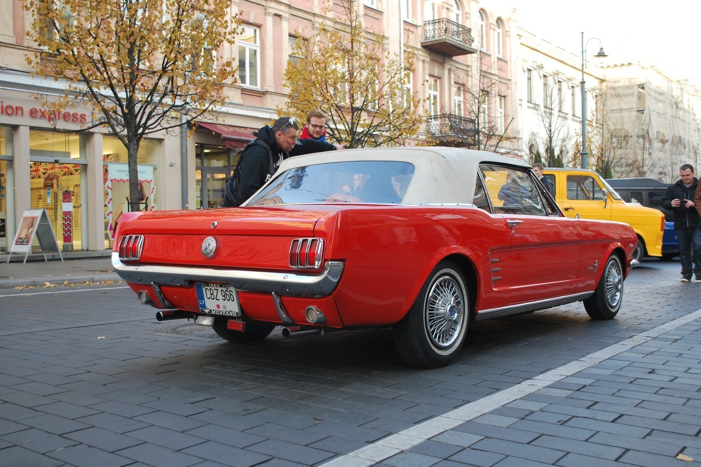Amerikietiškų automobilių ekspozicija sostinės Gedimino prospekte.<br>Sauliaus Rinkevičiaus nuotr.