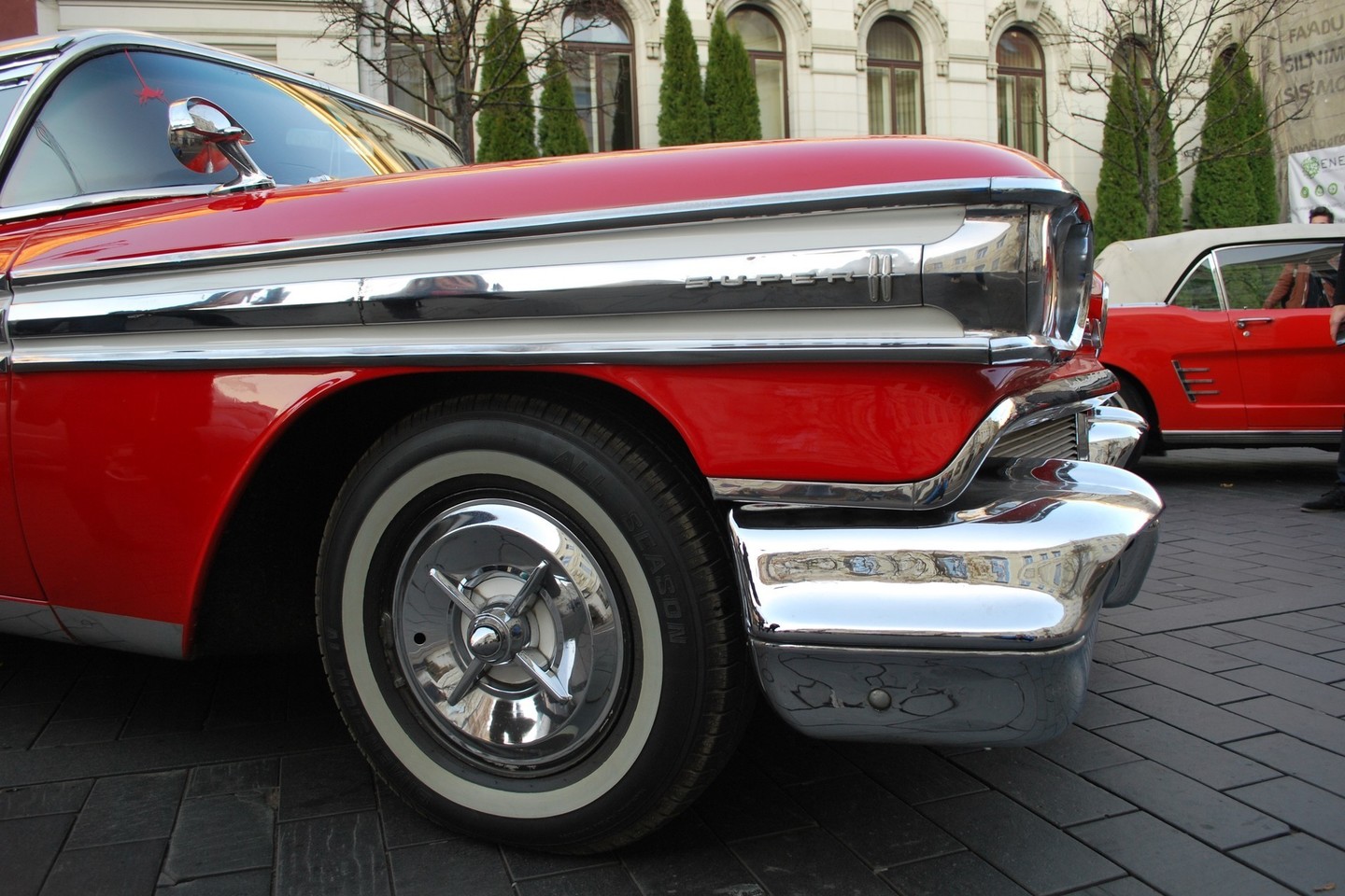Amerikietiškų automobilių ekspozicija sostinės Gedimino prospekte.<br>Sauliaus Rinkevičiaus nuotr.