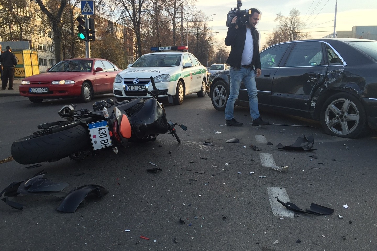 Motociklas rėžėsi į automobilį, kai „Audi“ suko.<br>V.Ščiavinsko nuotr.