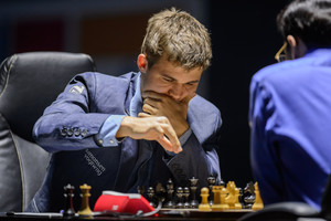 Šachmatų genijus M. Carlsenas varžovus triuškina net užsimerkęs