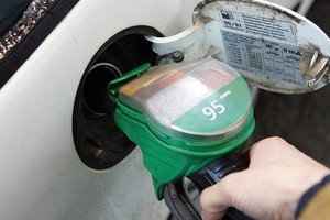 Nusprendėte dyzeliną skiesti benzinu? Kuo tai gresia varikliui