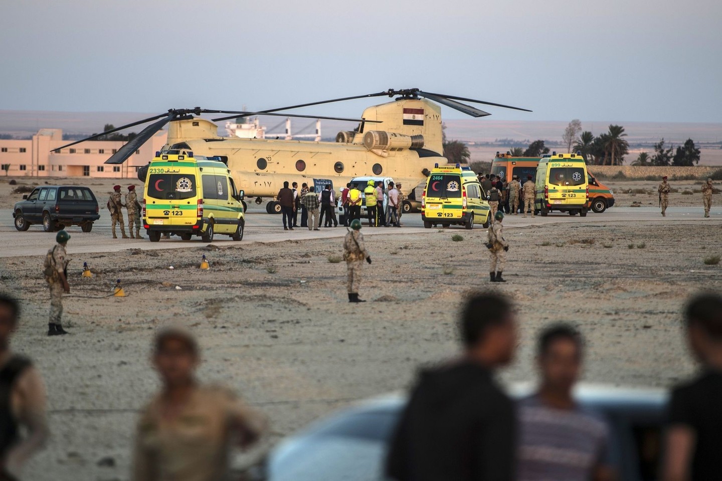 Iš incidento vietos į Kairo rytuose esančią karinę bazę jau išvežti 140 keleivių kūnai, vėliau jie bus gabenami į Sankt Peterburgą, kur bus atpažinti.<br>AFP/Scanpix nuotr.