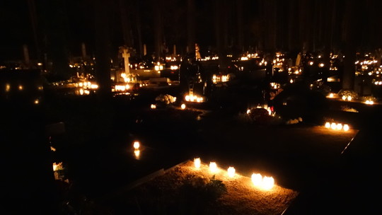 Temstant Petrašiūnų kapinėse sužibo tūkstančiai ugnelių.<br>A.Karaliūno nuotr.