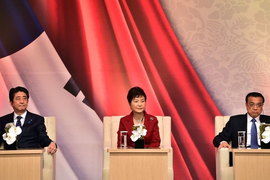 Azijos galiūnės surengė istorinį susitikimą