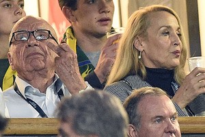 Rokerio buvusioji Jerry Hall draugauja su magnatu R. Murdochu
