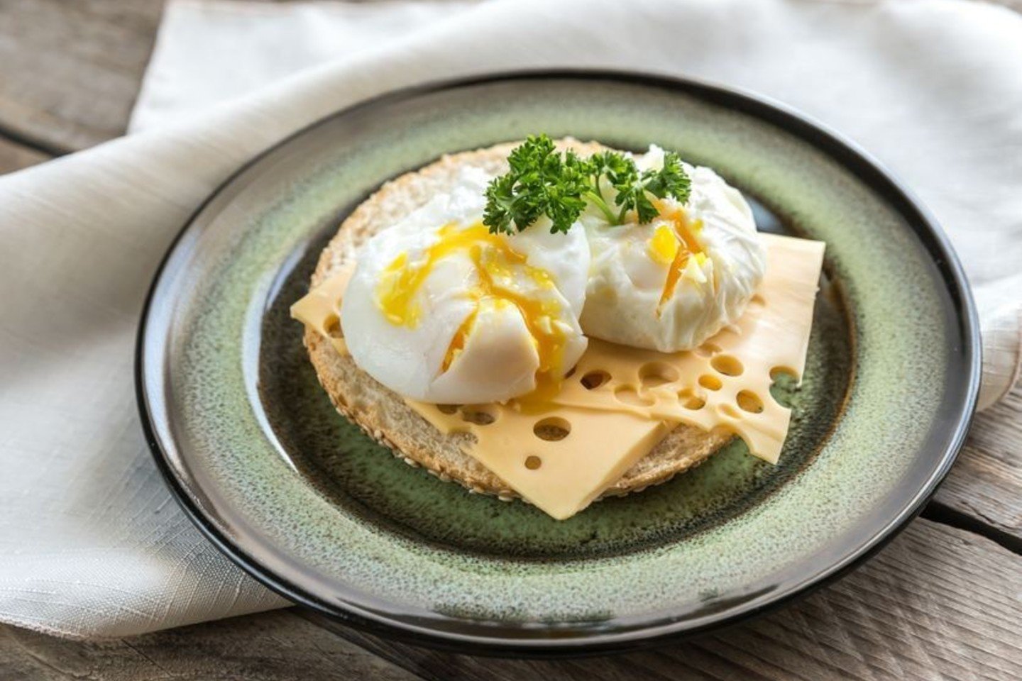 Sumuštinis su pilno grūdo duona ir kiaušiniu yra maistingas pusryčių pateikalas, bet vien jo nepakanka.<br>123rf nuotr.