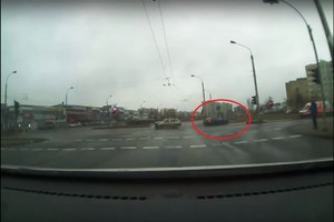Užfiksavo, kaip Vilniuje BMW vos nesuniokojo dar vienos stotelės