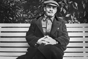 Istorikas Robertas Service'as: „Leninui pavyko numirti lovoje“