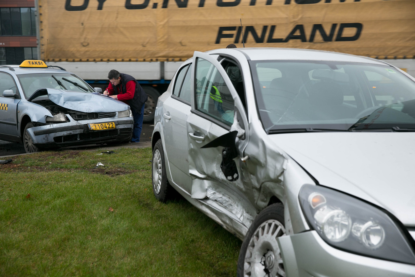 Ankstų pirmadienio rytą Vilniuje susidūrė taksi „VW Passat“ ir „Opel“.