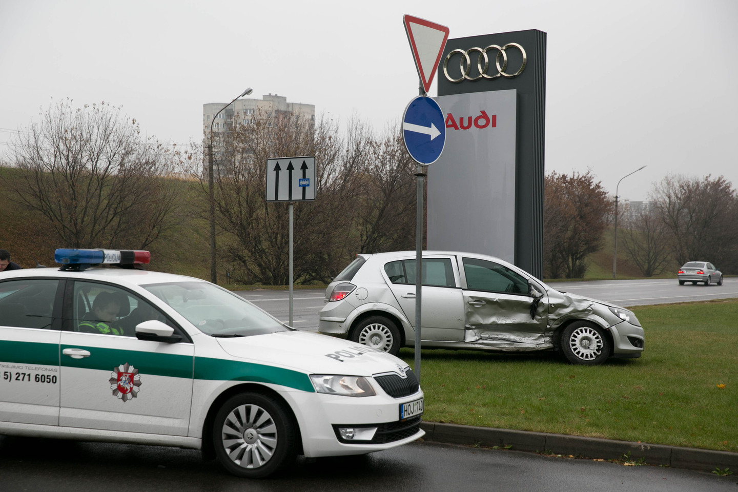 Ankstų pirmadienio rytą Vilniuje susidūrė taksi „VW Passat“ ir „Opel“.<br>T.Bauro nuotr.