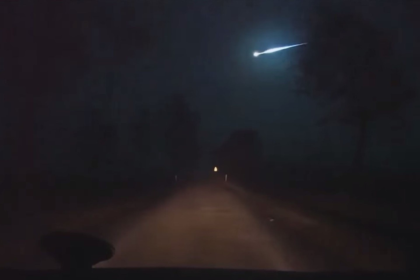 Tauridų lietus išsiskiria tuo, kad jo metu į Žemę krinta kur kas stambesnės nuolaužos.