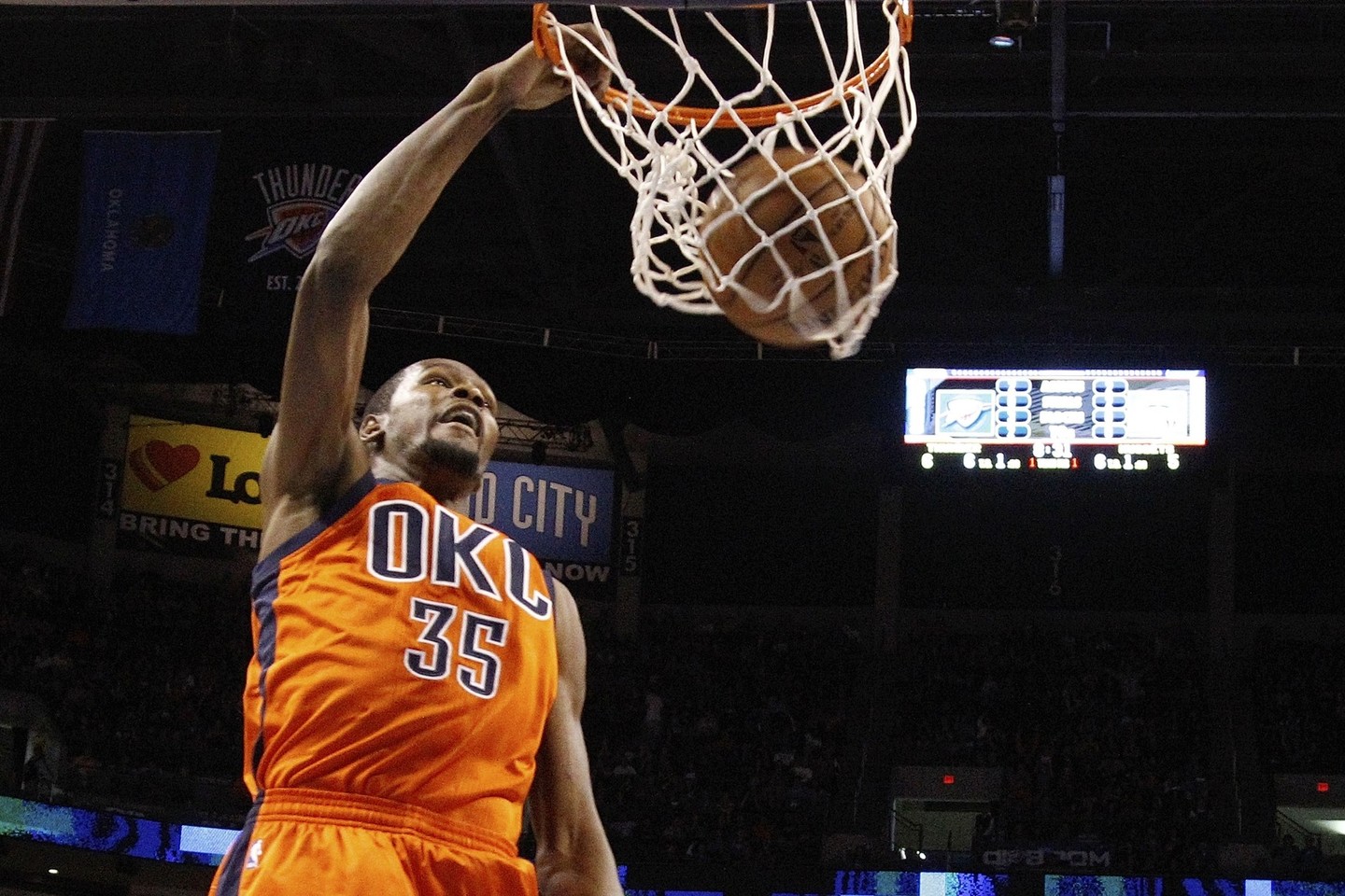 „Thunder“ šį sezoną pirmą kartą vilkėjo alternatyvius oranžinius marškinėlius.<br>AP nuotr.