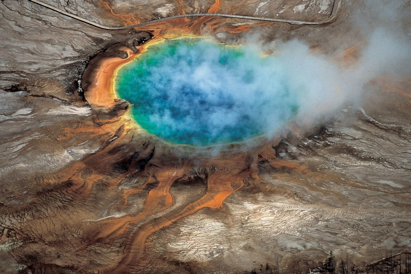 Jeloustouno nacionaliniame parke gausu geizerių, purvo vulkanų, karštųjų versmių.<br>Reuters/Scanpix nuotr.