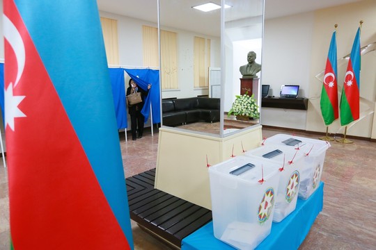 Azerbaidžano lyderis įtvirtino valdžią per parlamento rinkimus