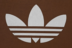 „Adidas“ ženklas ant namo sienos išjudino poros gyvenimą