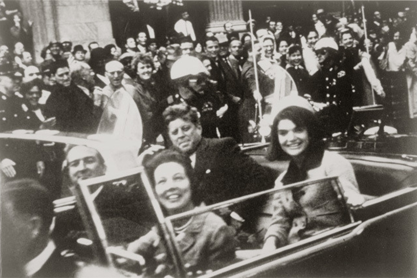 J.Kennedy prezidento limuzine likus kelioms sekundėms iki žmogžudystės.<br>Nuotr. iš „Wikimedia Commons“
