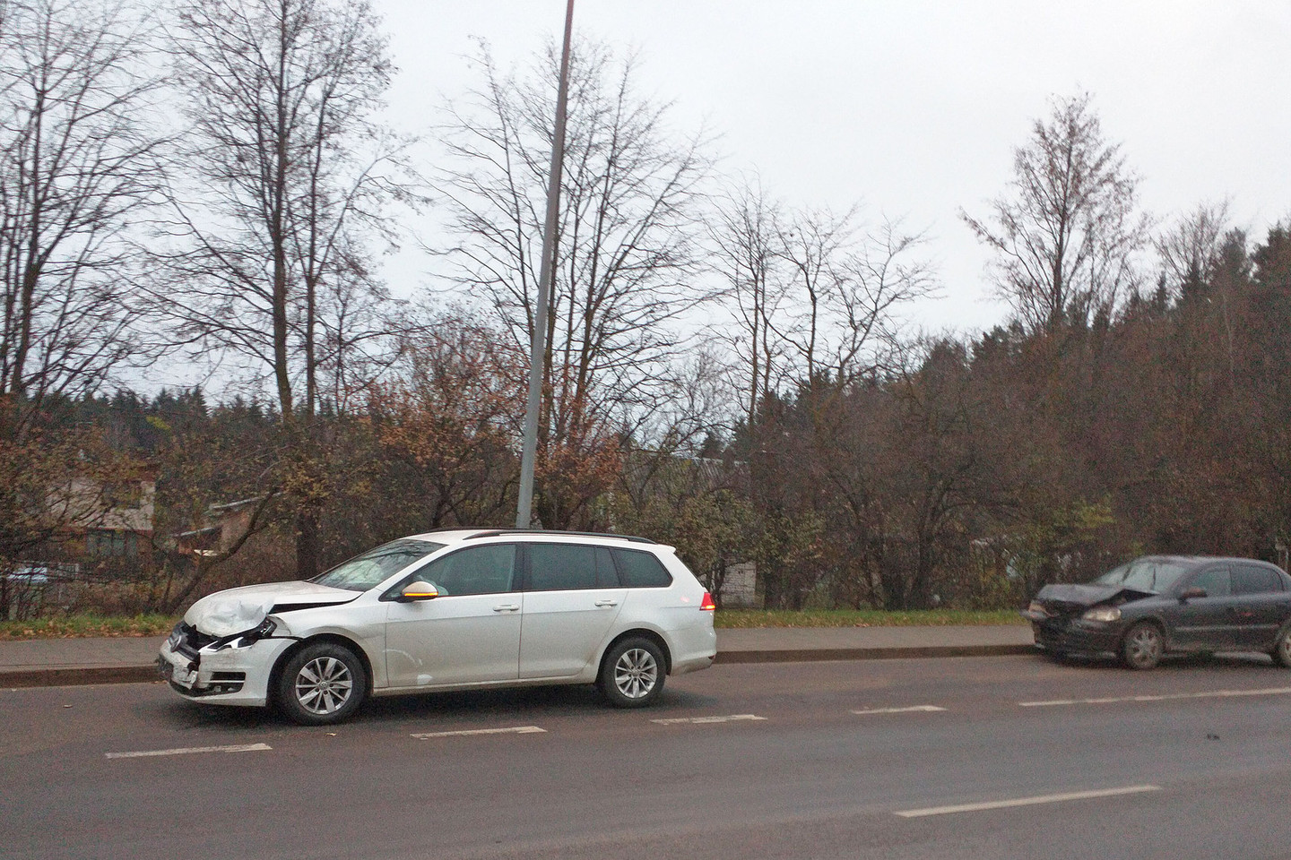 Antradienio rytas avaringoje sankryžoje prasidėjo avarija ir transporto grūstimis.