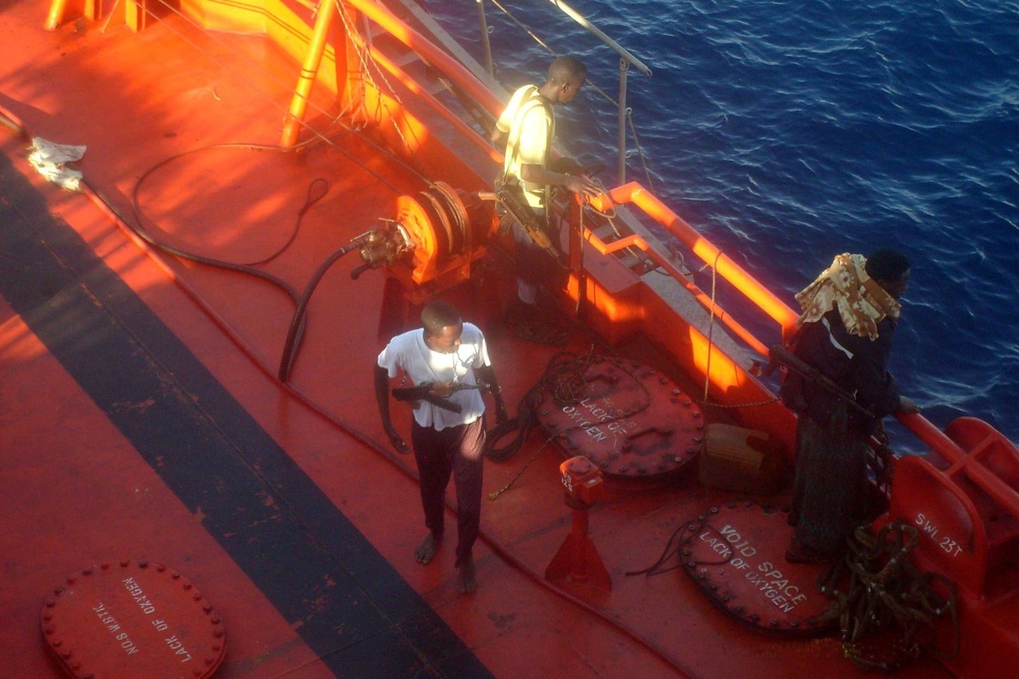 Piratai – tanklaivio „Bow Asir“ denyje.
