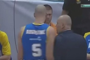 Rimas Kurtinaitis sugalvojo – vietoj rėkimo, pečiu vožė žaidėjui