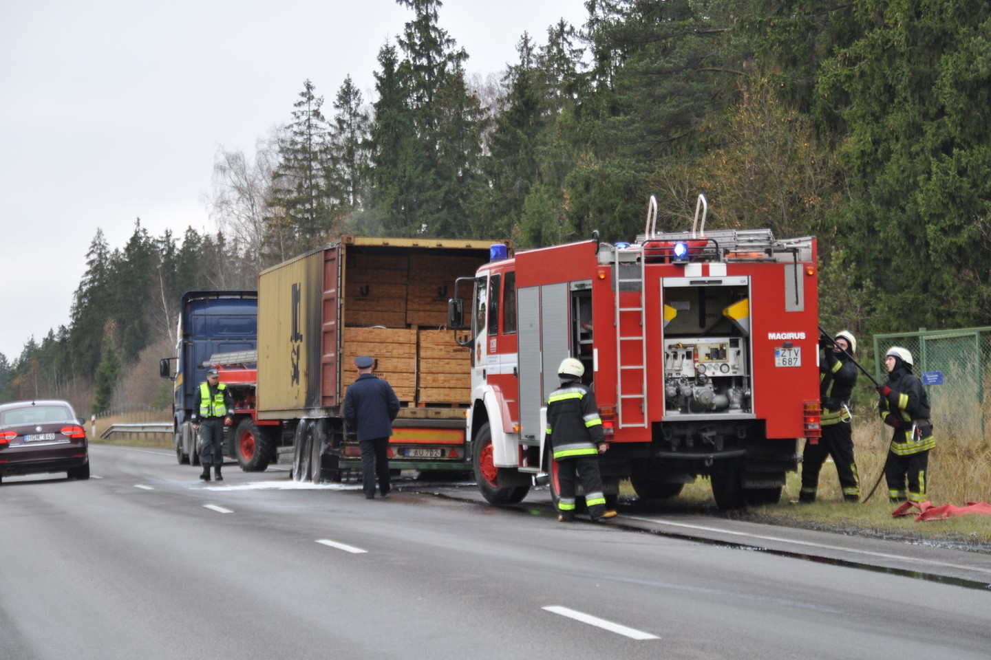 Kelyje Šiauliai–Palanga spūstį sukėlė užsidegusi vilkiko puspriekabė.