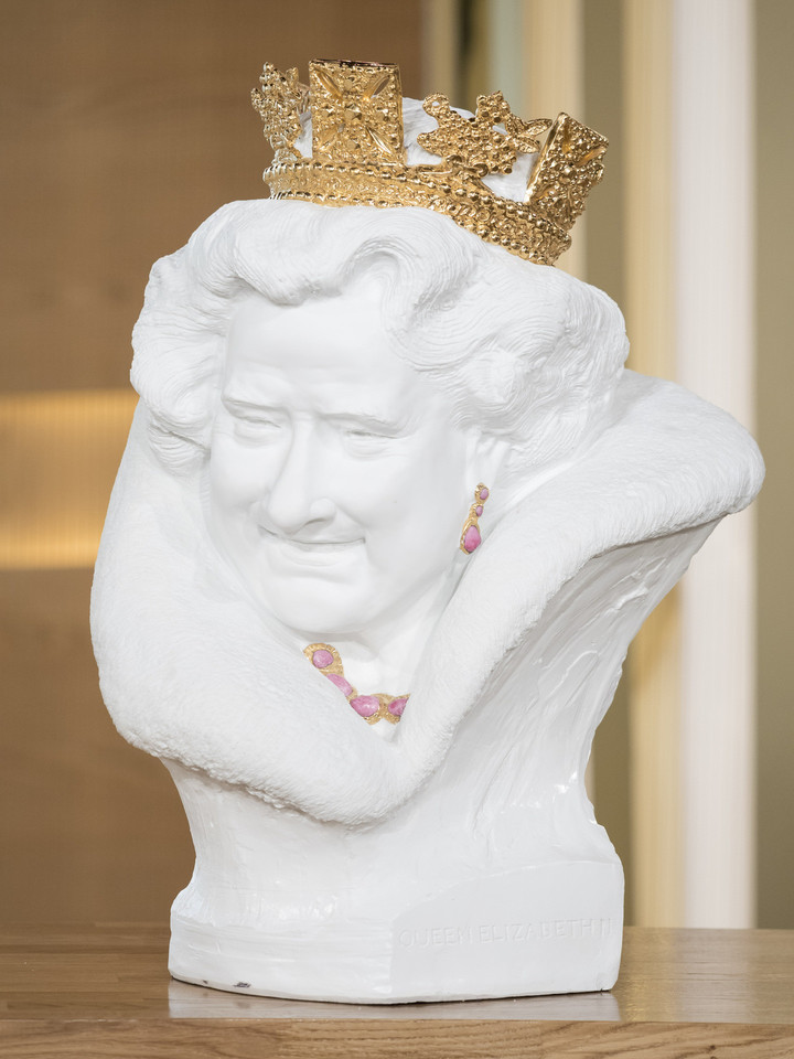 Skulptoriaus Cheno Dapengo sukurtas karalienės Elizabeth II biustas.<br>ViDA Press nuotr.