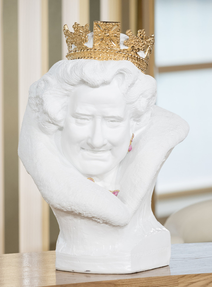 Skulptoriaus Cheno Dapengo sukurtas karalienės Elizabeth II biustas.<br>ViDA Press nuotr.