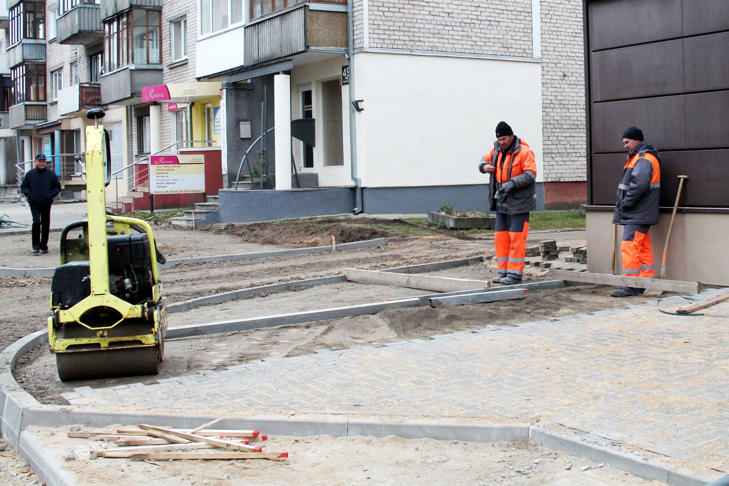 Beveik pusė visų Šiaulių miesto gatvių sutvarkymui reikiamų lėšų – du su puse milijono eurų (8,7 mln. litų) – Šiauliuose bus skirta miesto centre esančios Dvaro gatvės atkarpos rekonstrukcijai.<br>R.Vitkaus nuotr.