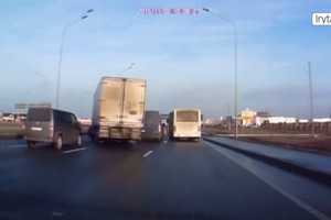 Įspūdingas vilkiko manevras: prasmuko pro mažiausią tarpelį