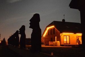 Marijampoliečio namus saugo skulptūros – lyg iš Velykų salos