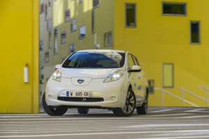 „Nissan Leaf“ su nauja baterija užtenka krauti kartą per savaitę